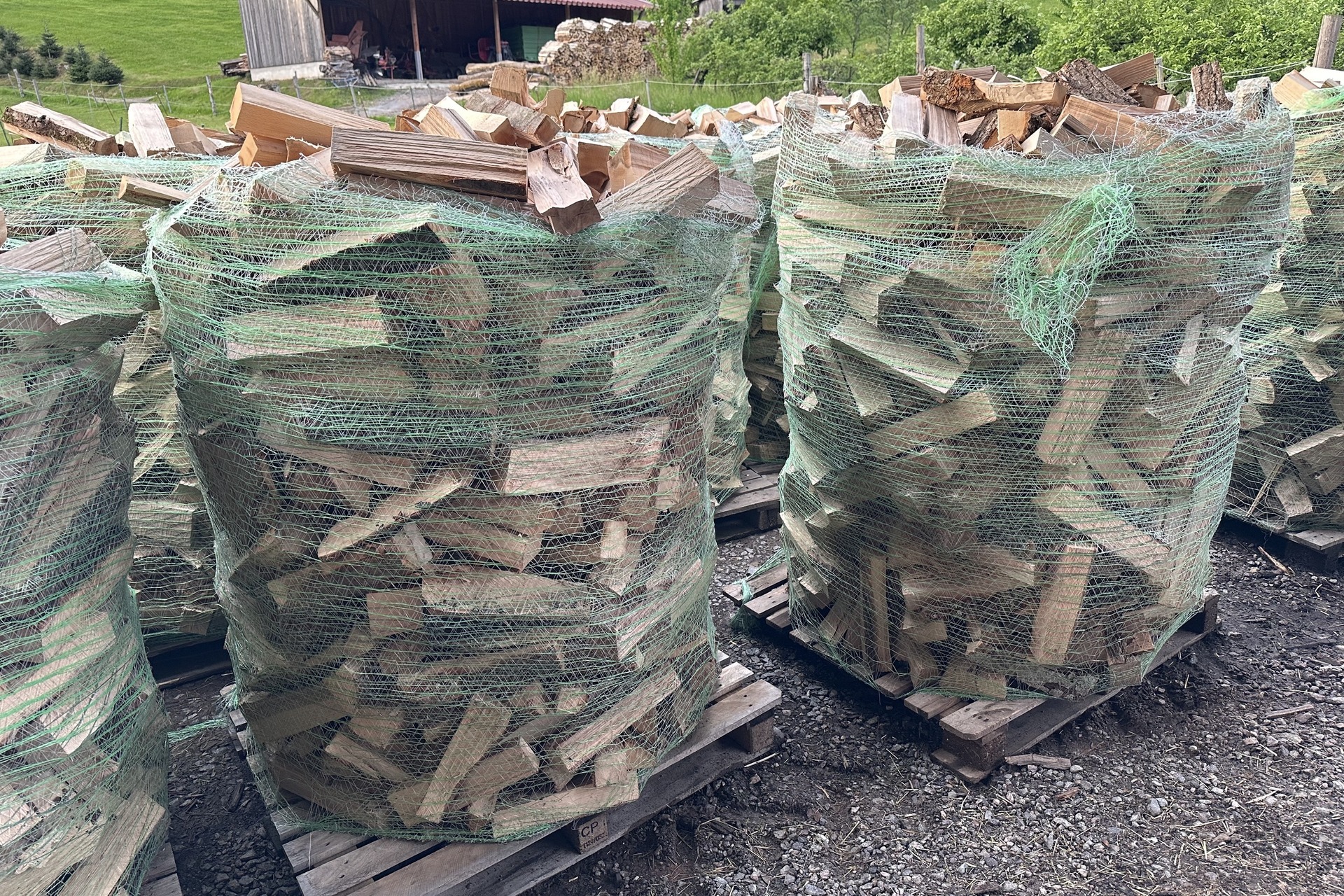 Brennholz lose auf Palette