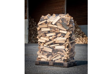 Brennholz lose auf Palette