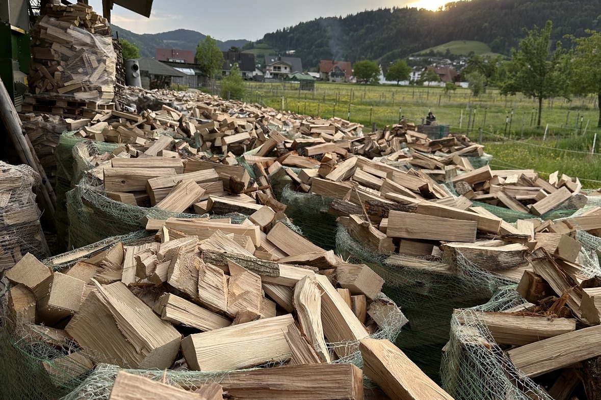 Brennholz lose auf Palette