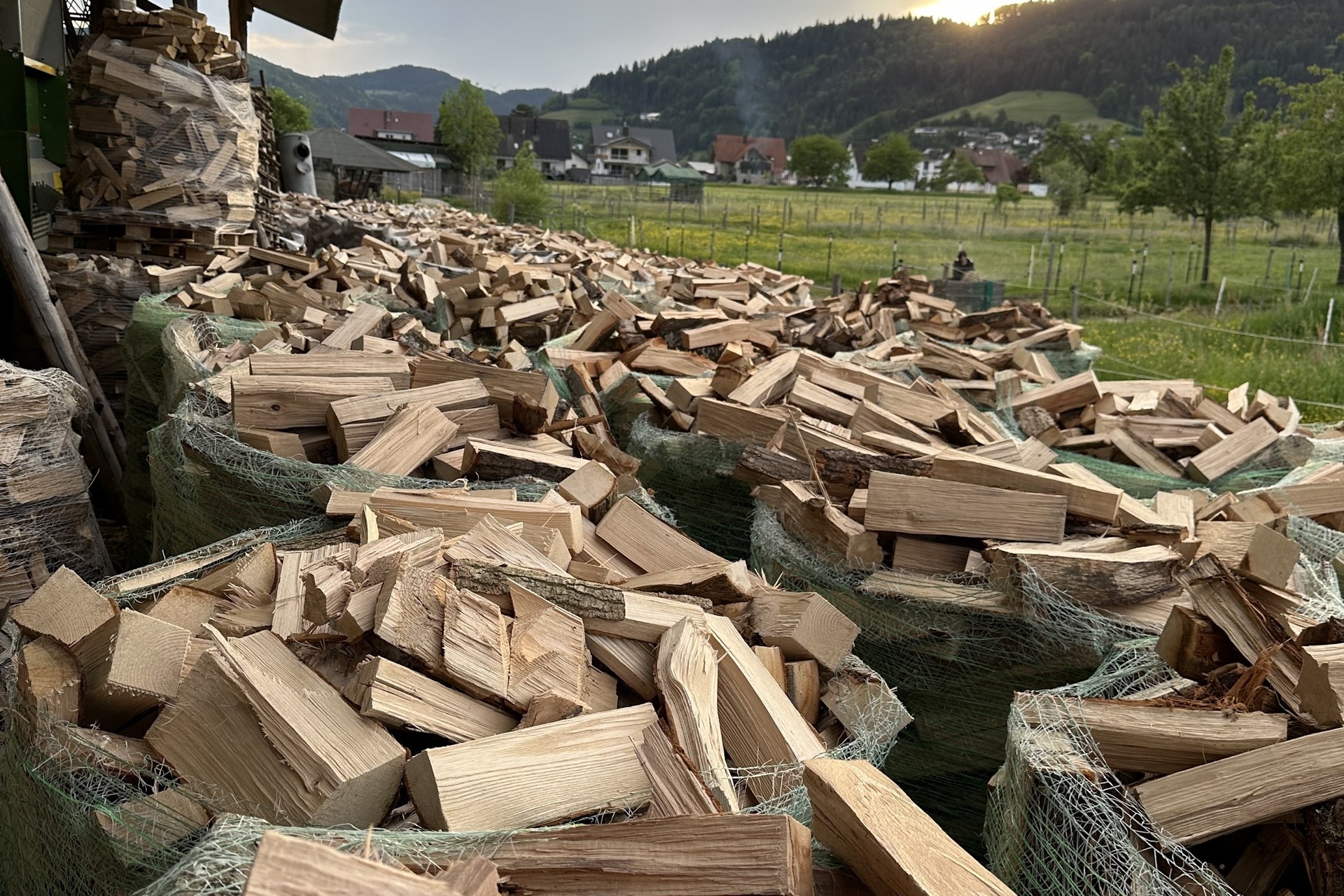 Brennholz lose auf Palette